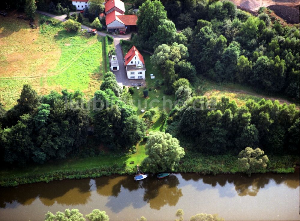 Luftaufnahme Löwenau - Dorfkern an den Fluss- Uferbereichen der Fulda in Löwenau im Bundesland Niedersachsen, Deutschland