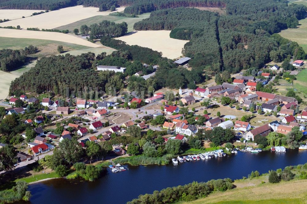 Grütz aus der Vogelperspektive: Dorfkern an den Fluss- Uferbereichen der Havel in Grütz im Bundesland Brandenburg, Deutschland