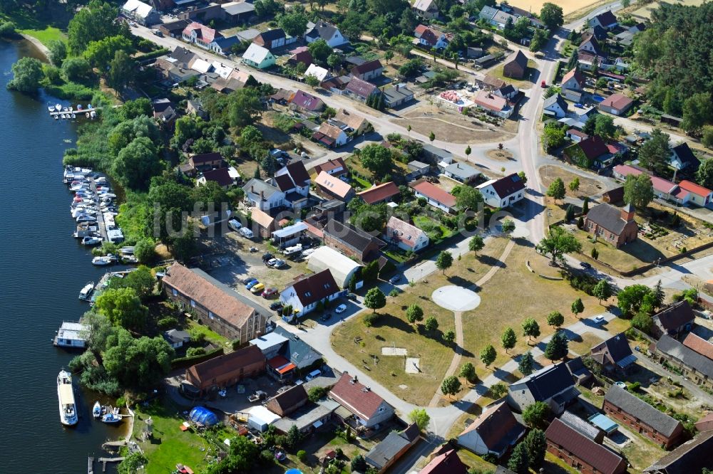 Luftaufnahme Grütz - Dorfkern an den Fluss- Uferbereichen der Havel in Grütz im Bundesland Brandenburg, Deutschland