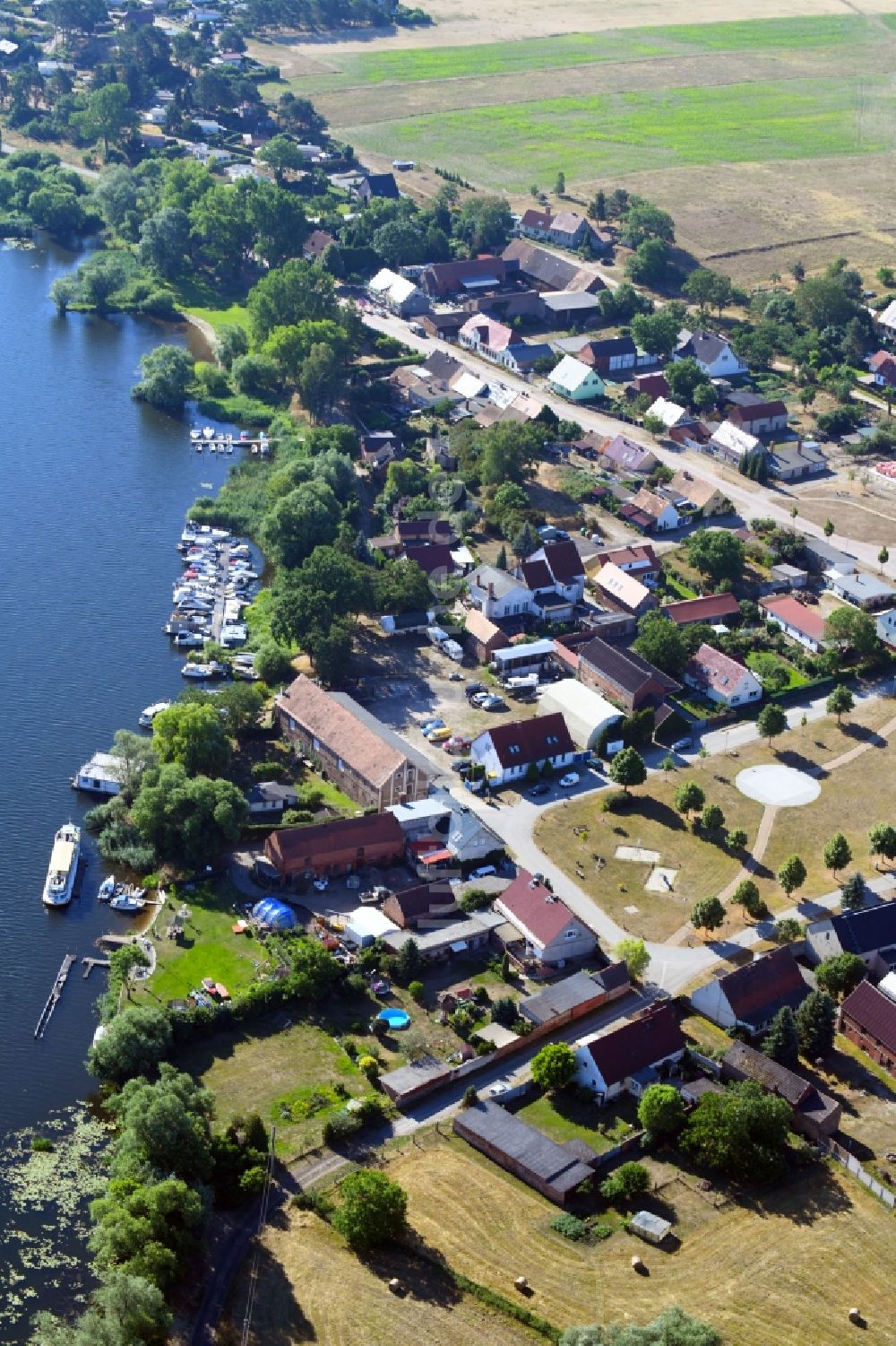 Grütz von oben - Dorfkern an den Fluss- Uferbereichen der Havel in Grütz im Bundesland Brandenburg, Deutschland