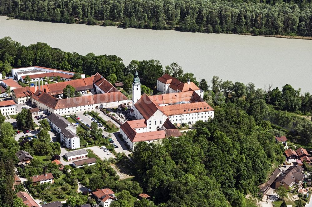 Luftaufnahme Attel - Dorfkern an den Fluss- Uferbereichen des Inn in Attel im Bundesland Bayern, Deutschland