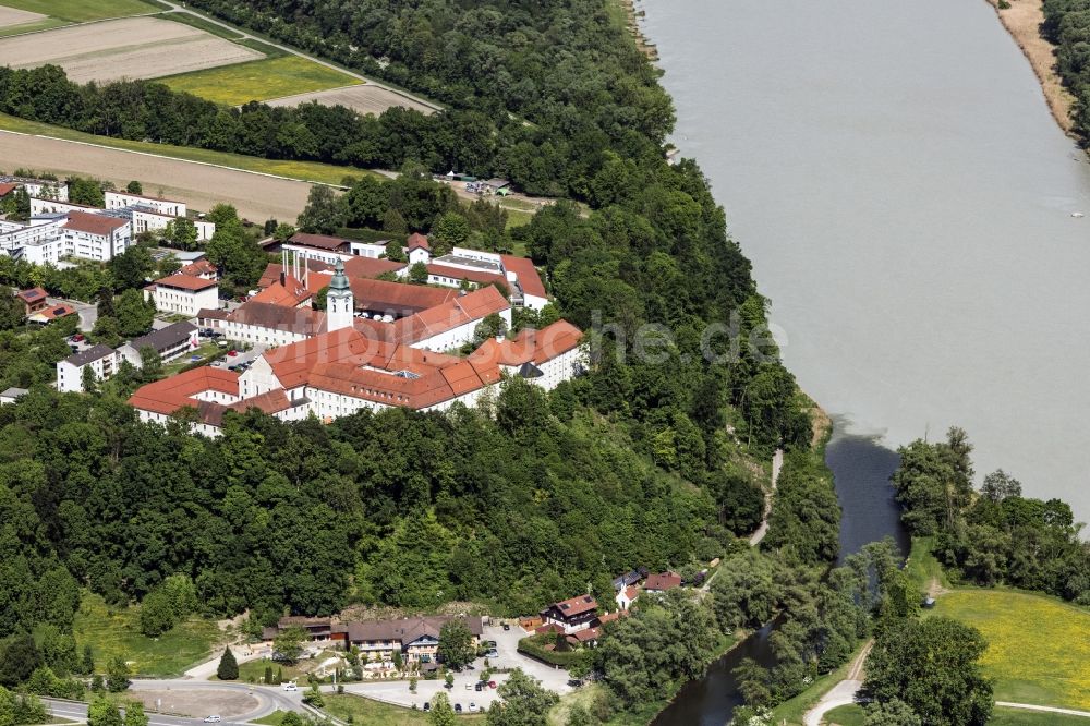 Attel von oben - Dorfkern an den Fluss- Uferbereichen des Inn in Attel im Bundesland Bayern, Deutschland