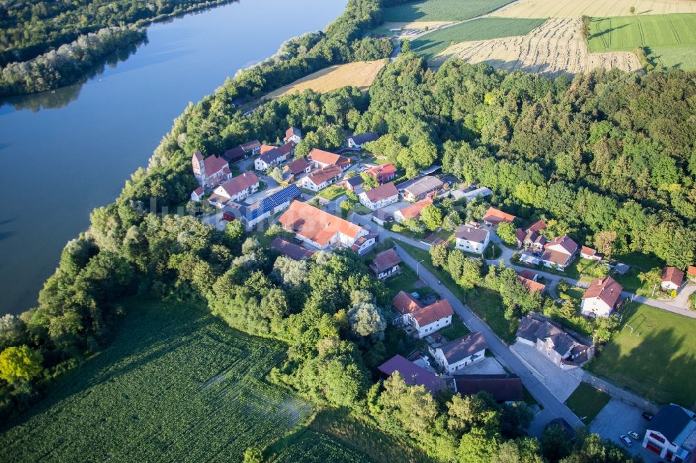 Luftaufnahme Usterling - Dorfkern an den Fluss- Uferbereichen der Isar in Usterling im Bundesland Bayern, Deutschland