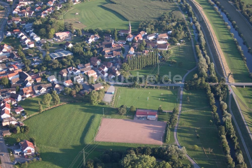 Luftbild Offenburg - Dorfkern an den Fluss- Uferbereichen der Kinzig im Ortsteil Bühl in Offenburg im Bundesland Baden-Württemberg, Deutschland