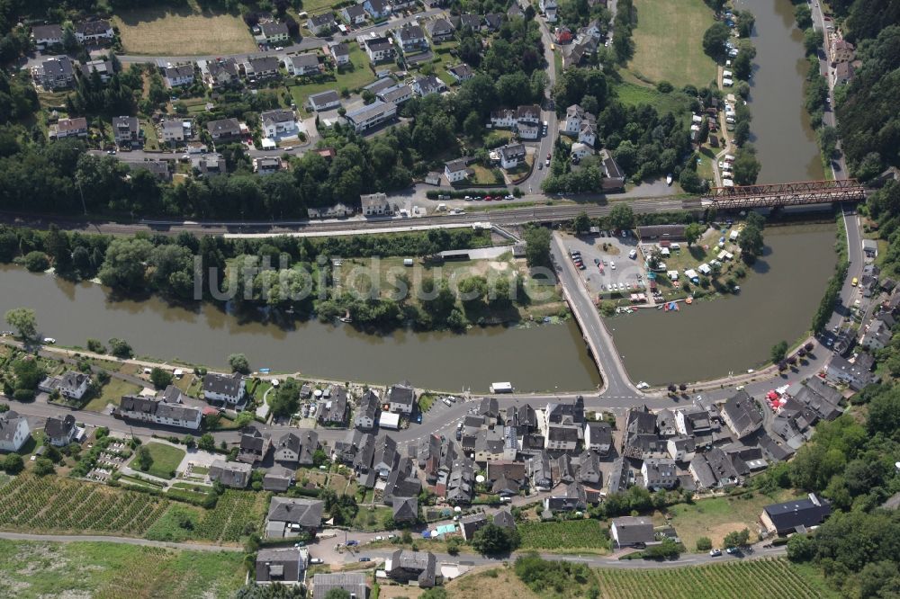 Obernhof von oben - Dorfkern an den Fluss- Uferbereichen der Lahn in Obernhof im Bundesland Rheinland-Pfalz, Deutschland