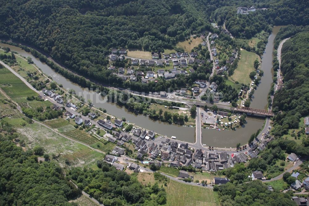 Obernhof aus der Vogelperspektive: Dorfkern an den Fluss- Uferbereichen der Lahn in Obernhof im Bundesland Rheinland-Pfalz, Deutschland