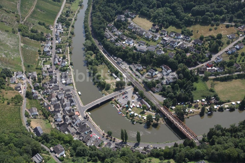 Luftbild Obernhof - Dorfkern an den Fluss- Uferbereichen der Lahn in Obernhof im Bundesland Rheinland-Pfalz, Deutschland