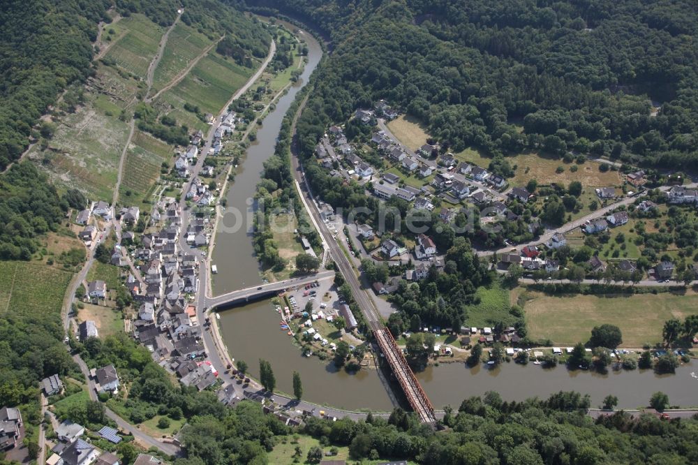 Luftaufnahme Obernhof - Dorfkern an den Fluss- Uferbereichen der Lahn in Obernhof im Bundesland Rheinland-Pfalz, Deutschland