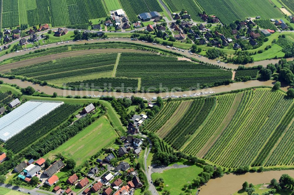 Höhen aus der Vogelperspektive: Dorfkern an den Fluss- Uferbereichen der Lühe in Höhen im Bundesland Niedersachsen, Deutschland