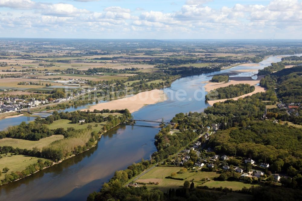 Luftbild Gennes Val de Loire - Dorfkern an den Fluss- Uferbereichen der Loire in Gennes Val de Loire in Pays de la Loire, Frankreich