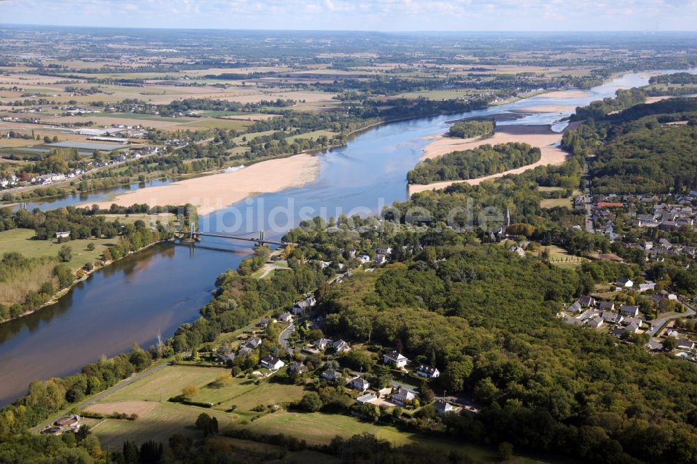 Luftaufnahme Gennes Val de Loire - Dorfkern an den Fluss- Uferbereichen der Loire in Gennes Val de Loire in Pays de la Loire, Frankreich