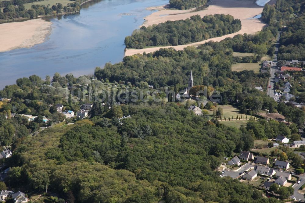 Gennes Val de Loire von oben - Dorfkern an den Fluss- Uferbereichen der Loire in Gennes Val de Loire in Pays de la Loire, Frankreich