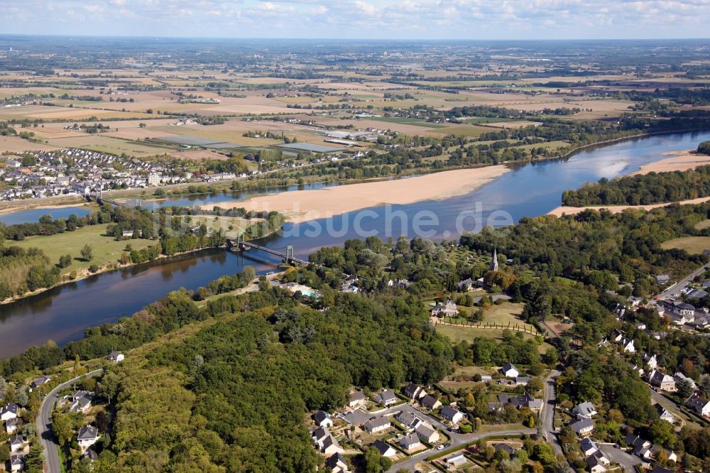 Gennes Val de Loire aus der Vogelperspektive: Dorfkern an den Fluss- Uferbereichen der Loire in Gennes Val de Loire in Pays de la Loire, Frankreich