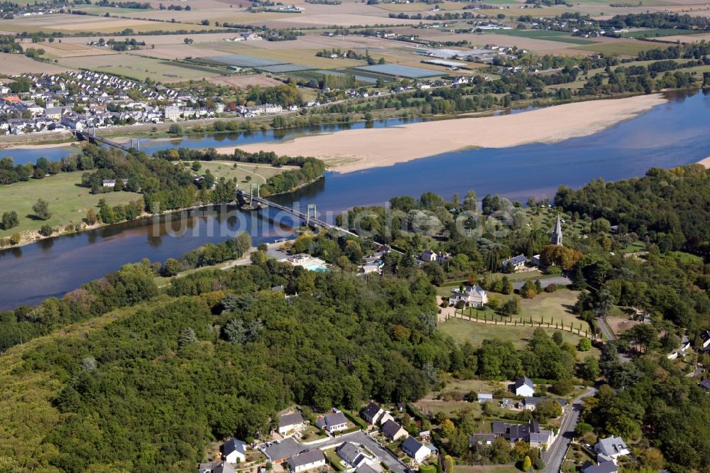 Luftbild Gennes Val de Loire - Dorfkern an den Fluss- Uferbereichen der Loire in Gennes Val de Loire in Pays de la Loire, Frankreich