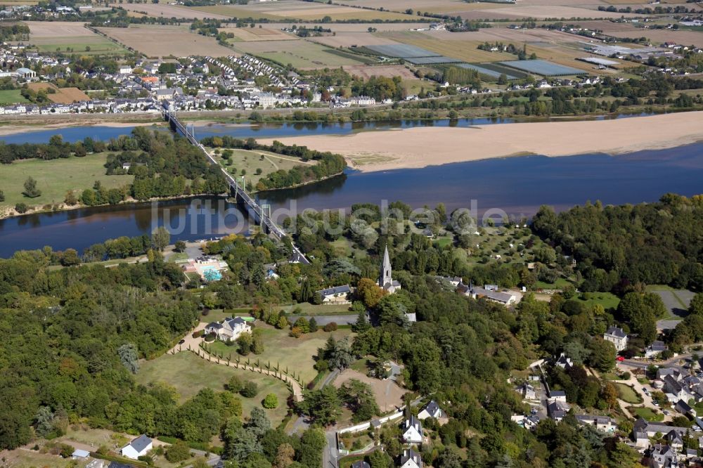 Luftaufnahme Gennes Val de Loire - Dorfkern an den Fluss- Uferbereichen der Loire in Gennes Val de Loire in Pays de la Loire, Frankreich