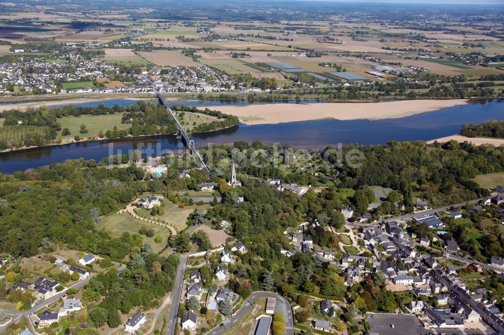 Gennes Val de Loire von oben - Dorfkern an den Fluss- Uferbereichen der Loire in Gennes Val de Loire in Pays de la Loire, Frankreich