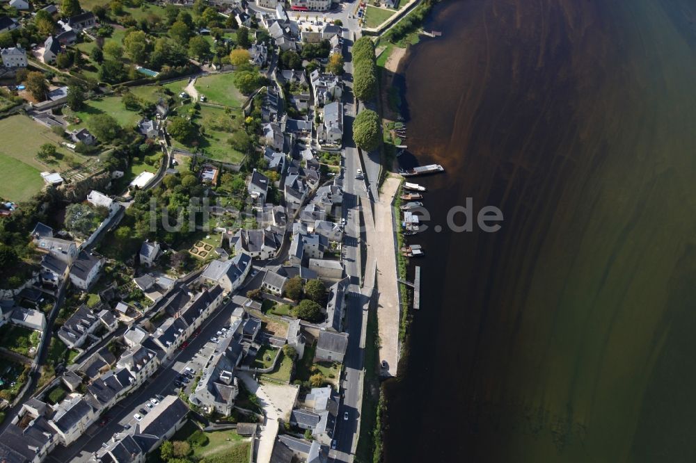 Luftbild Montsoreau - Dorfkern an den Fluss- Uferbereichen der Loire in Montsoreau in Pays de la Loire, Frankreich