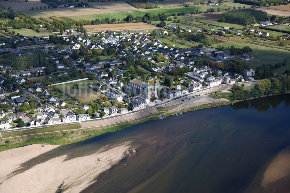 Saint Clement des Levees von oben - Dorfkern an den Fluss- Uferbereichen der Loire in Saint Clement des Levees in Pays de la Loire, Frankreich