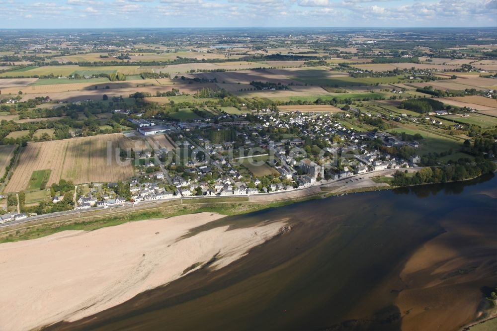 Saint Clement des Levees aus der Vogelperspektive: Dorfkern an den Fluss- Uferbereichen der Loire in Saint Clement des Levees in Pays de la Loire, Frankreich