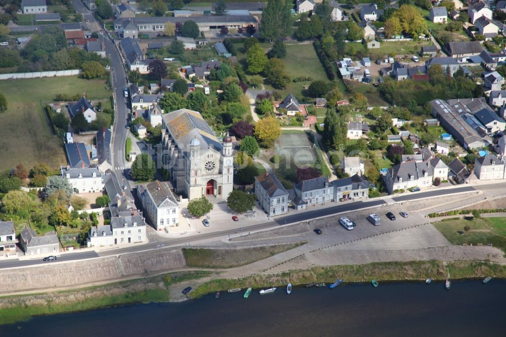 Luftbild Saint Clement des Levees - Dorfkern an den Fluss- Uferbereichen der Loire in Saint Clement des Levees in Pays de la Loire, Frankreich