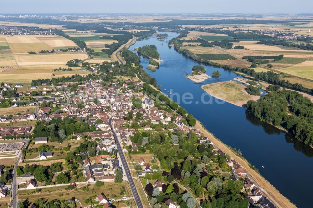 Saint-Dye-sur-Loire von oben - Dorfkern an den Fluss- Uferbereichen der Loire in Saint-Dye-sur-Loire in Centre-Val de Loire, Frankreich