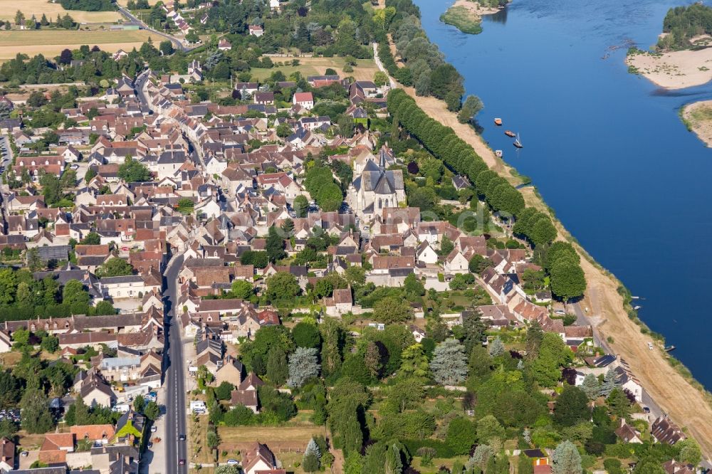 Saint-Dye-sur-Loire aus der Vogelperspektive: Dorfkern an den Fluss- Uferbereichen der Loire in Saint-Dye-sur-Loire in Centre-Val de Loire, Frankreich