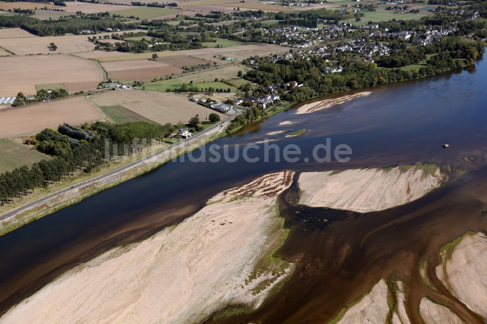 Saint Martin de la Place aus der Vogelperspektive: Dorfkern an den Fluss- Uferbereichen der Loire in Saint Martin de la Place in Pays de la Loire, Frankreich