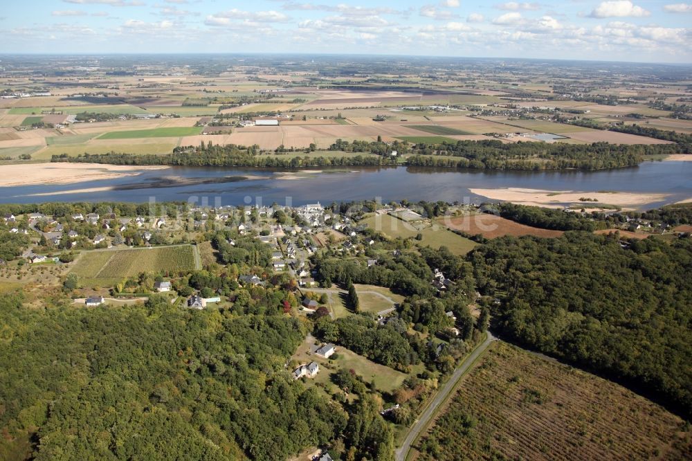 Luftaufnahme Le Thoureil - Dorfkern an den Fluss- Uferbereichen der Loire in Le Thoureil in Pays de la Loire, Frankreich