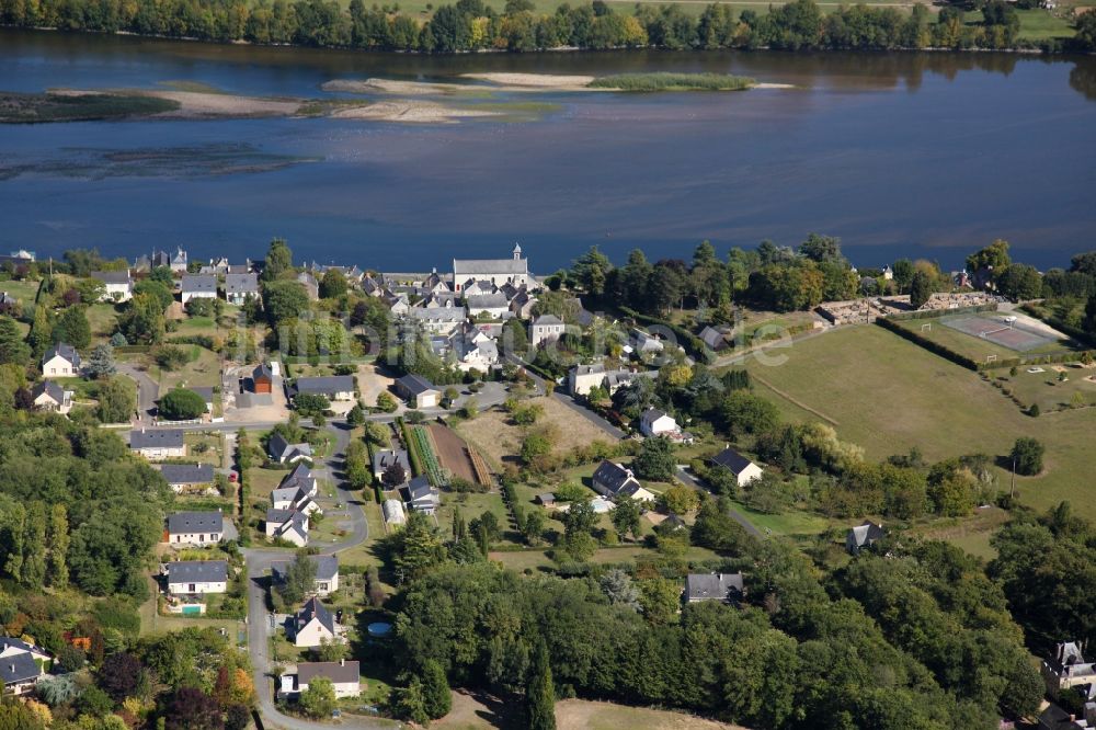 Le Thoureil von oben - Dorfkern an den Fluss- Uferbereichen der Loire in Le Thoureil in Pays de la Loire, Frankreich