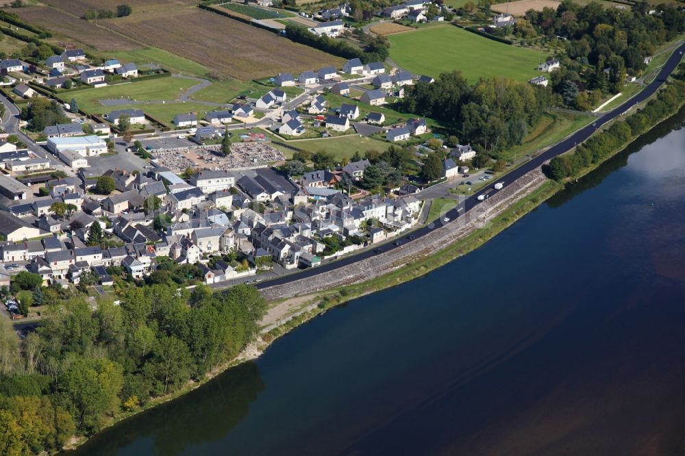 Luftbild Villebernier - Dorfkern an den Fluss- Uferbereichen der Loire in Villebernier in Pays de la Loire, Frankreich