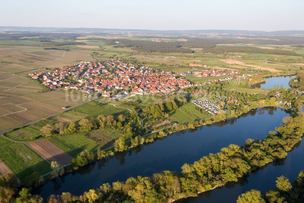 Sommerach von oben - Dorfkern an den Fluss- Uferbereichen der Main-Aue in Sommerach im Bundesland Bayern, Deutschland