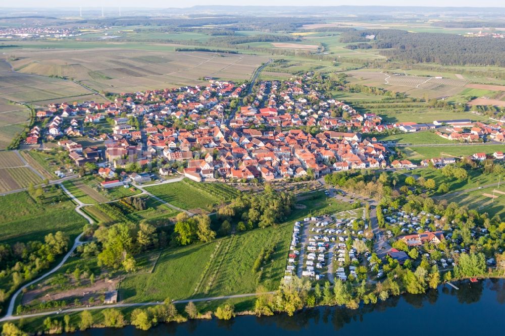 Sommerach aus der Vogelperspektive: Dorfkern an den Fluss- Uferbereichen der Main-Aue in Sommerach im Bundesland Bayern, Deutschland