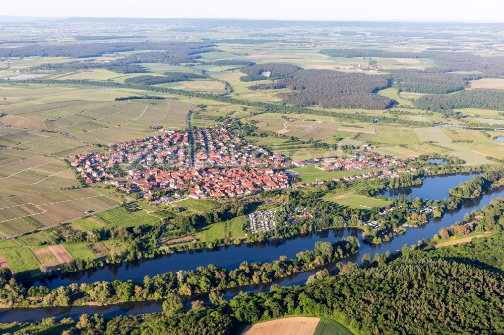 Sommerach aus der Vogelperspektive: Dorfkern an den Fluss- Uferbereichen der Main-Aue in Sommerach im Bundesland Bayern, Deutschland