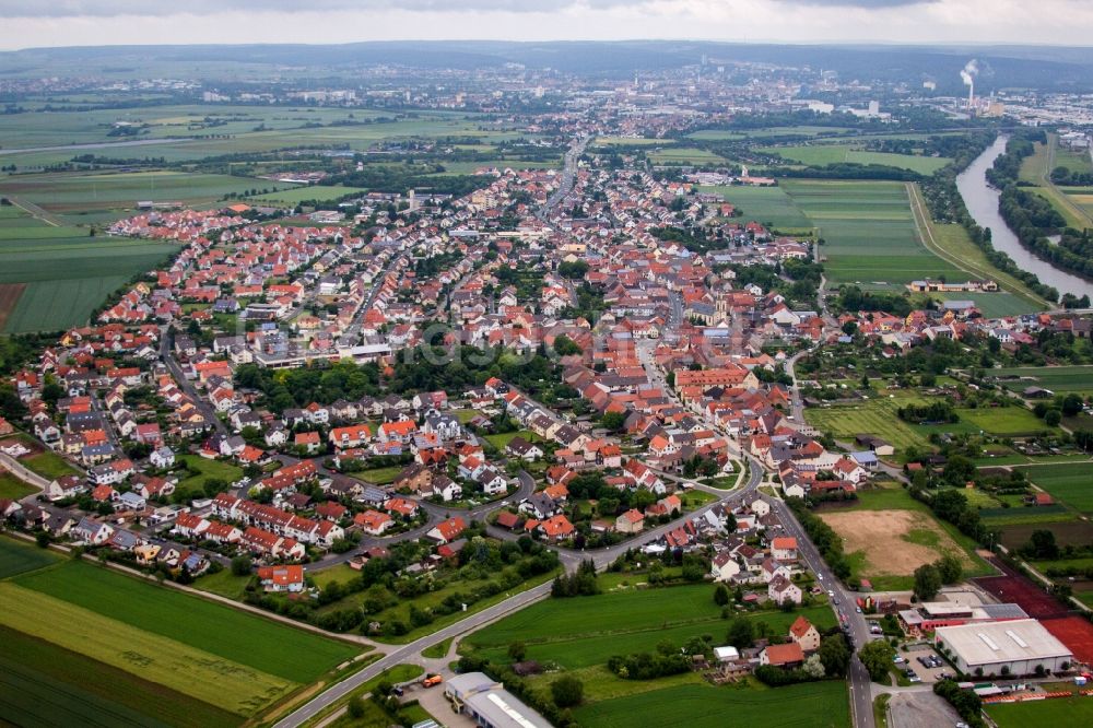 Bergrheinfeld aus der Vogelperspektive: Dorfkern an den Fluss- Uferbereichen des Main in Bergrheinfeld im Bundesland Bayern