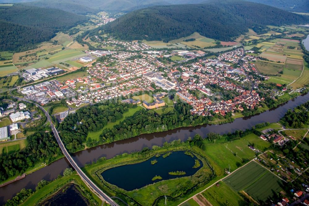 Luftaufnahme Kleinheubach - Dorfkern an den Fluss- Uferbereichen des Main in Kleinheubach im Bundesland Bayern, Deutschland