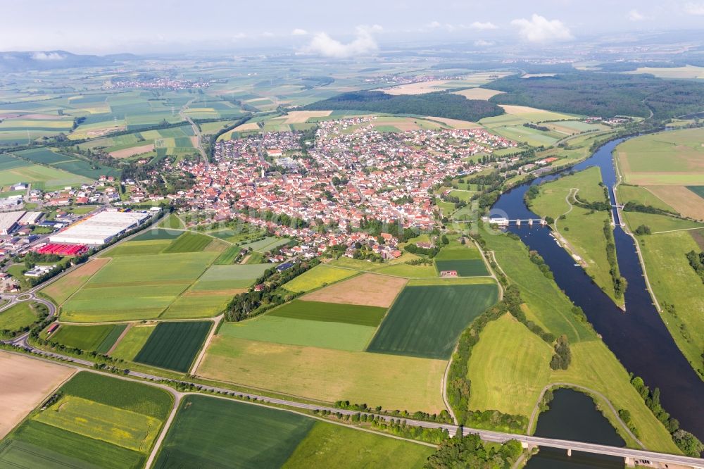 Luftbild Knetzgau - Dorfkern an den Fluss- Uferbereichen des Main in Knetzgau im Bundesland Bayern, Deutschland