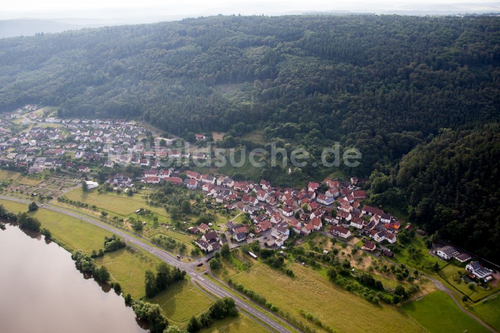 Wertheim aus der Vogelperspektive: Dorfkern an den Fluss- Uferbereichen des Main im Ortsteil Grünenwört in Wertheim im Bundesland Baden-Württemberg, Deutschland