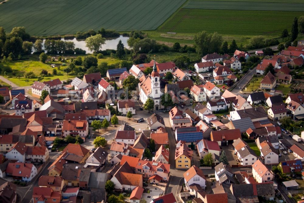 Luftaufnahme Röthlein - Dorfkern an den Fluss- Uferbereichen des Main im Ortsteil Hirschfeld in Röthlein im Bundesland Bayern, Deutschland