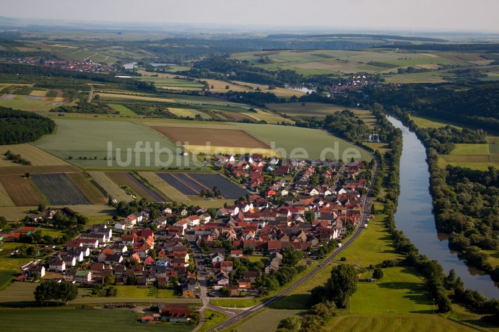 Röthlein von oben - Dorfkern an den Fluss- Uferbereichen des Main im Ortsteil Hirschfeld in Röthlein im Bundesland Bayern, Deutschland