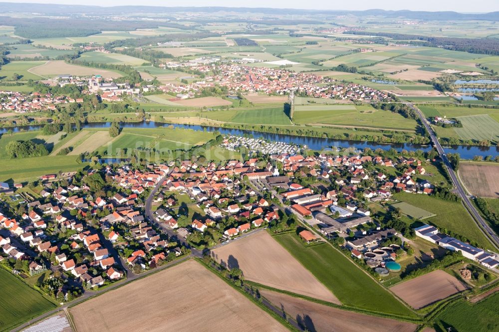 Luftaufnahme Schwarzenau - Dorfkern an den Fluss- Uferbereichen des Main in Schwarzenau im Bundesland Bayern, Deutschland