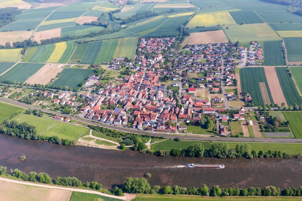 Untertheres von oben - Dorfkern an den Fluss- Uferbereichen des Main in Untertheres im Bundesland Bayern, Deutschland