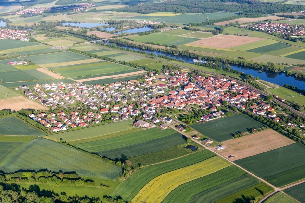 Untertheres aus der Vogelperspektive: Dorfkern an den Fluss- Uferbereichen des Main in Untertheres im Bundesland Bayern, Deutschland