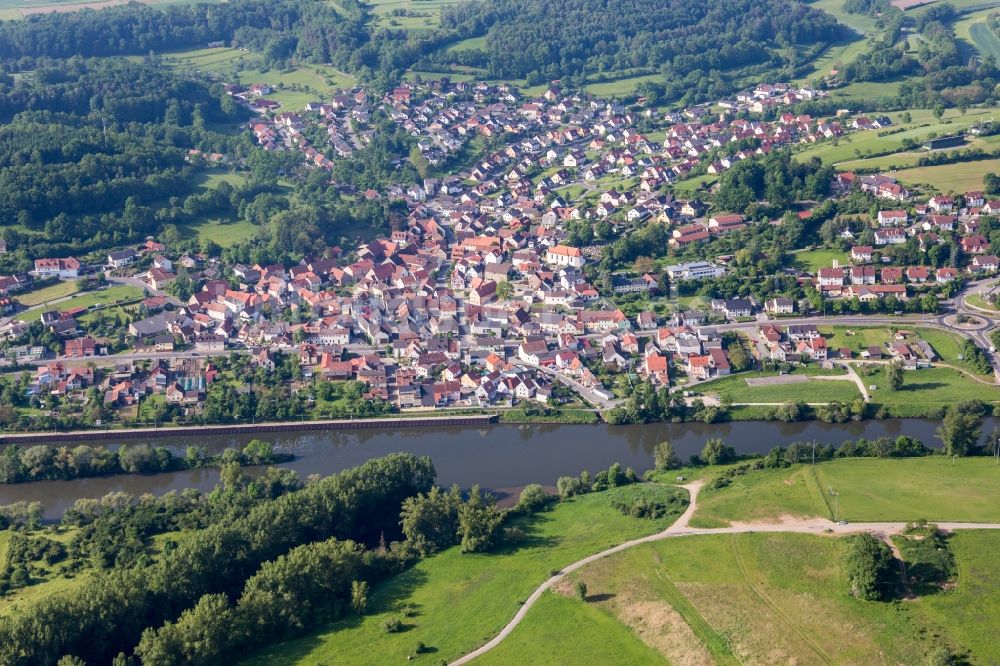 Luftaufnahme Viereth - Dorfkern an den Fluss- Uferbereichen des Main in Viereth im Bundesland Bayern, Deutschland