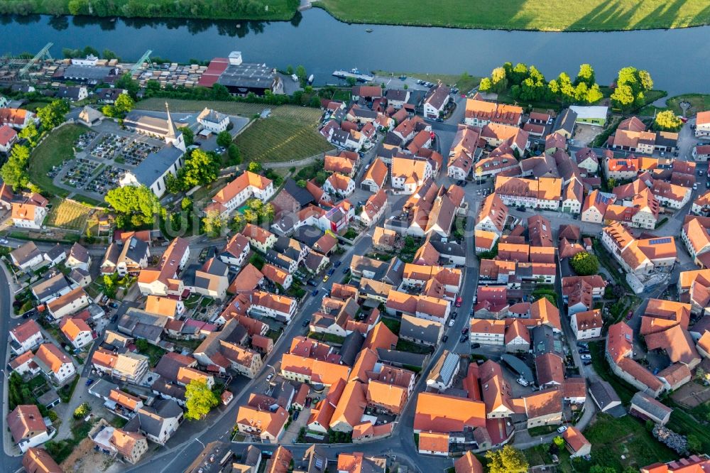 Wipfeld aus der Vogelperspektive: Dorfkern an den Fluss- Uferbereichen des Main in Wipfeld im Bundesland Bayern, Deutschland