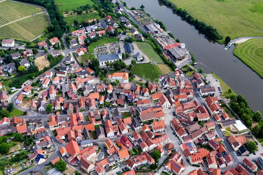 Wipfeld aus der Vogelperspektive: Dorfkern an den Fluss- Uferbereichen des Main in Wipfeld im Bundesland Bayern, Deutschland