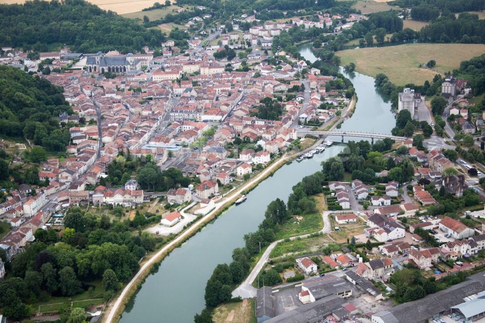 Saint-Mihiel aus der Vogelperspektive: Dorfkern an den Fluss- Uferbereichen der Meuse in Saint-Mihiel in Grand Est, Frankreich