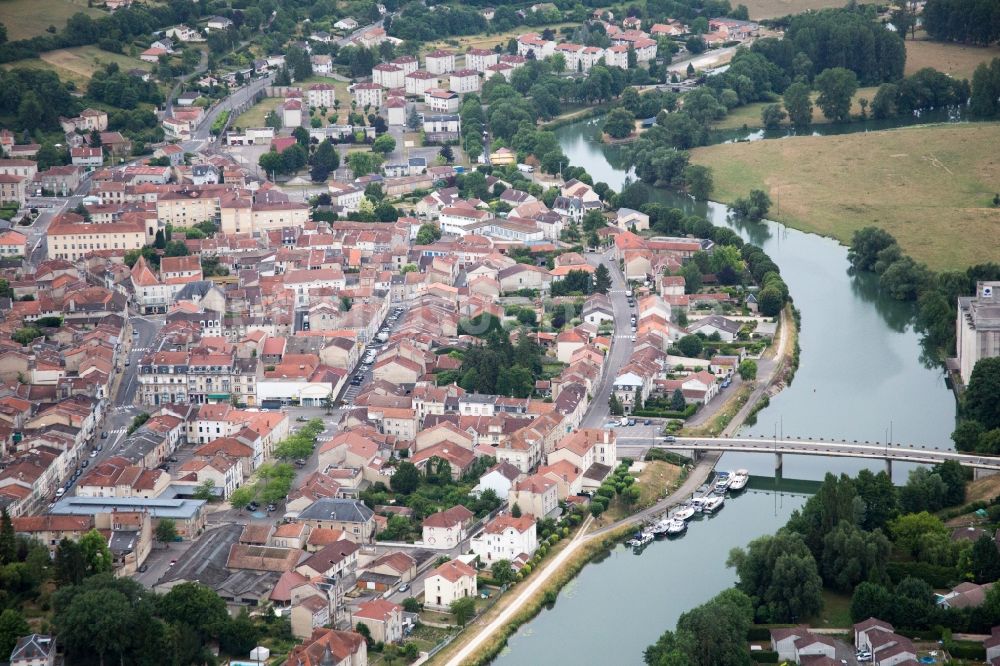 Luftbild Saint-Mihiel - Dorfkern an den Fluss- Uferbereichen der Meuse in Saint-Mihiel in Grand Est, Frankreich