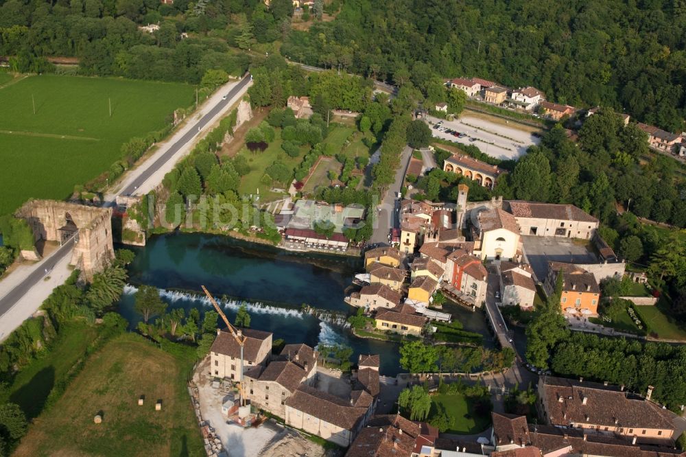 Luftbild Valeggio sul Mincio - Dorfkern an den Fluss- Uferbereichen des Mincio im Ortsteil Borghetto in Valeggio sul Mincio in Venetien, Italien