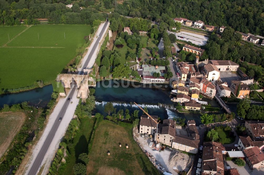 Valeggio sul Mincio von oben - Dorfkern an den Fluss- Uferbereichen des Mincio im Ortsteil Borghetto in Valeggio sul Mincio in Venetien, Italien