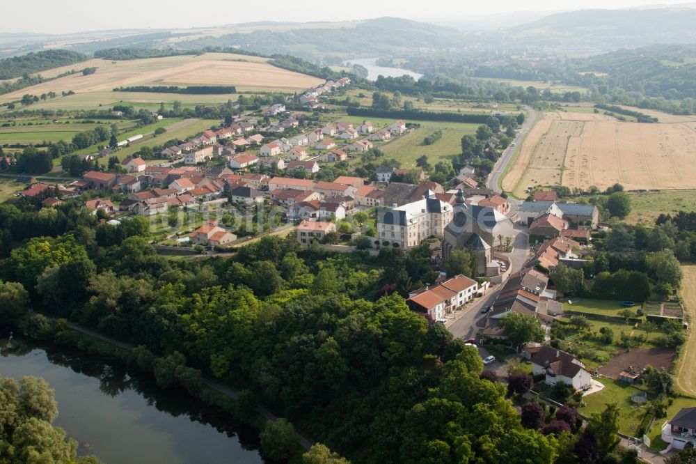 Luftbild Berg-sur-Moselle - Dorfkern an den Fluss- Uferbereichen der Mosel in Berg-sur-Moselle in Grand Est, Frankreich